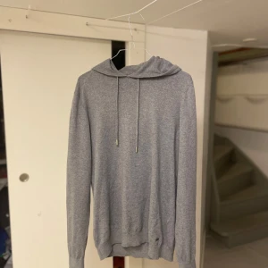 Cashmire hoodie! - Jag lägger upp nu min cashmire hoodie från Ragman. Passar dig som är runt 174-184 cm lång. Den har en stilig och ren look som passar till många olika klädesplagg! Nytt pris (1299 kr) och mitt pris (499 kr)