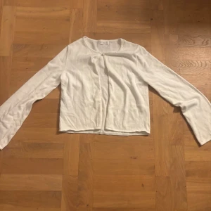 Vit kofta🌟 - Säljer en enkel och stilren vit kofta från mango Koftan har lång ärm, rund halsringning och är tillverkad i ett mjukt bomullsmaterial. Perfekt att slänga över en topp för en clean look.