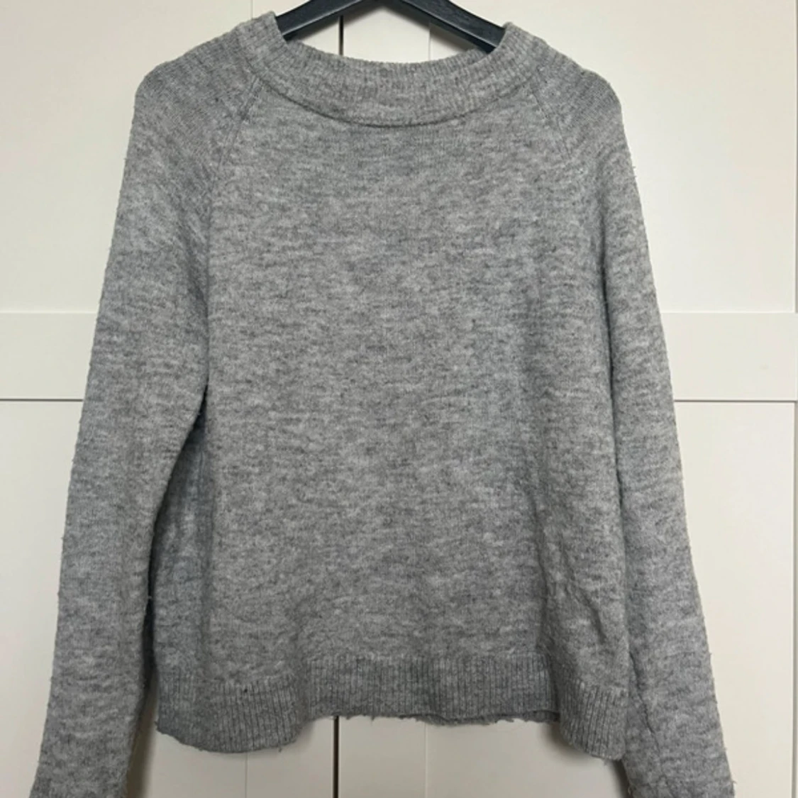 Grå stickad tröja  - 2