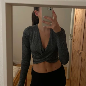 Glittertopp - Säljer min superfina glittriga topp i storlek XS! Passar jättebra till nyår & andra festligheter🐆🍸🖤