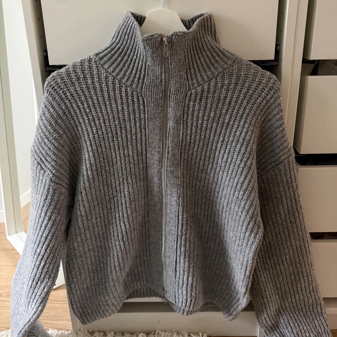 Grå ribbad kofta från BikBok