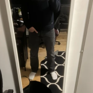 Svarta jeans från Pepe Jeans 30/34 - Snygga svarta jeans från Pepe Jeans i storlek 30/34 med klassisk femficksdesign och rak passform. Jeansen har en mörkgrå ton och är tillverkade i slitstarkt bomullsmaterial. Perfekt för dig som gillar en clean och enkel look med diskret branding på fickan.