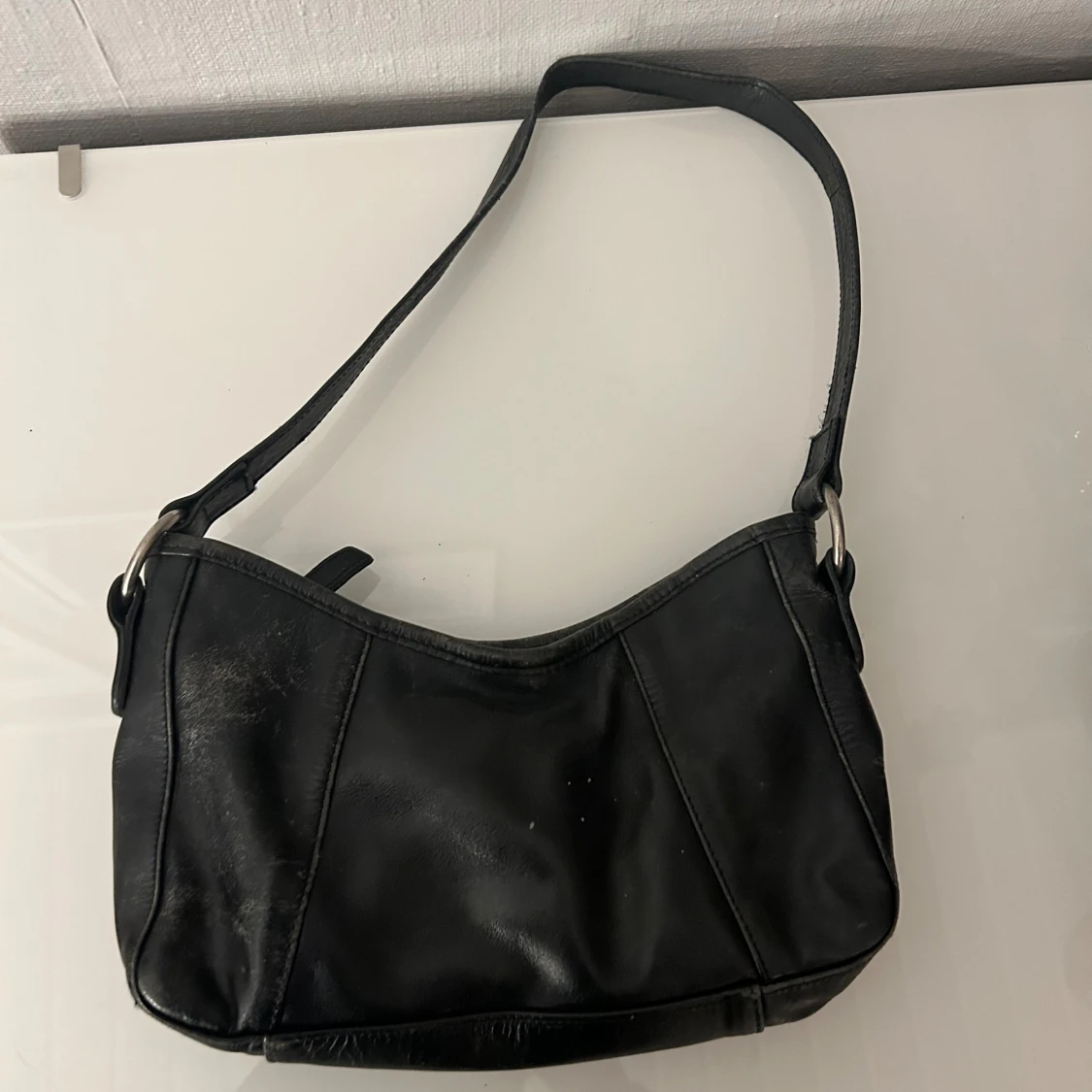 Svart axelväska i skinn - 1