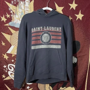 Saint Laurent hoodie  - Säljer en sällsynt saint Laurent hoodie helt ny med tags för bra pris, först till kvarn priset är ej hugget i sten. Kontakta via fler frågor.