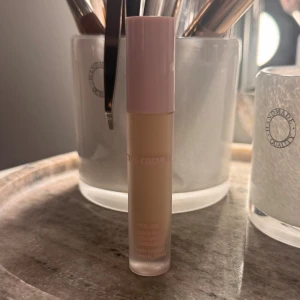 Kylie Cosmetics concealer 1N - Kylie Cosmetics Power Plush Longwear Concealer i nyansen 1N. Säljer eftersom nyansen inte passar mig, annars är det en väldigt fin concealer. Priset går att diskutera, hör gärna av dig vid frågor🤎