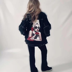 MISS. ME? 002 - Jeansjacka från JAQUI med trycket “Miss. me?”  002  Ärmlängd: 53 cm Byst: 60 cm Längd: 71 cm Storlek: 40  Modellen är 170 cm lång. Inte mina bilder 