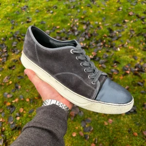 Mörkgråa Lanvin DBB1 Low Top Sneakers - Riktigt stilrena Lanvins som är perfekta för att ge din outfit en lyxig touch | Mycket bra skick, förutom att sulan är lite nersliten och några få märken, men absolut inget som man anmärker. Har väldigt mycket kvar att ge! | Storlek: 45, UK 10 | Nypris: 4490kr | Om du vill ha mer bilder är det bara och fråga! | Pris ej hugget i sten, skriv vid minsta fundering!💸