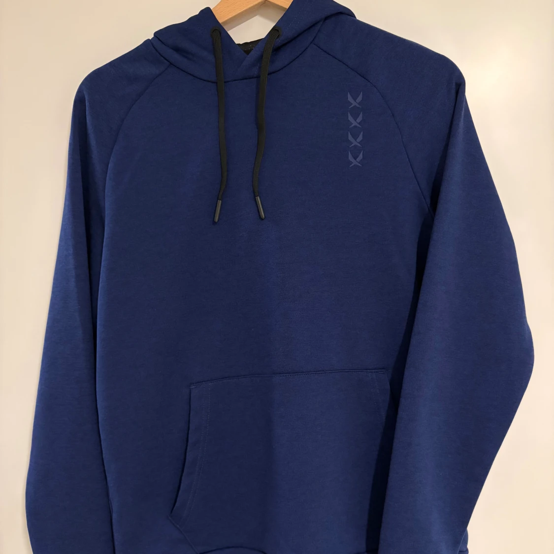 Blå hoodie från SOC med huva 