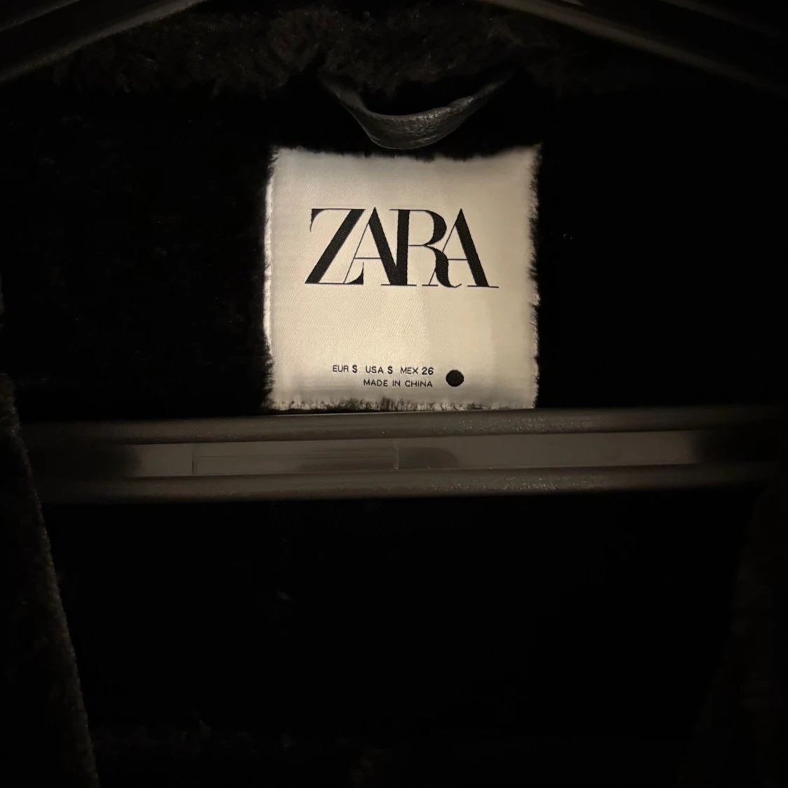 Svart pälsjacka från Zara med bälte - 3