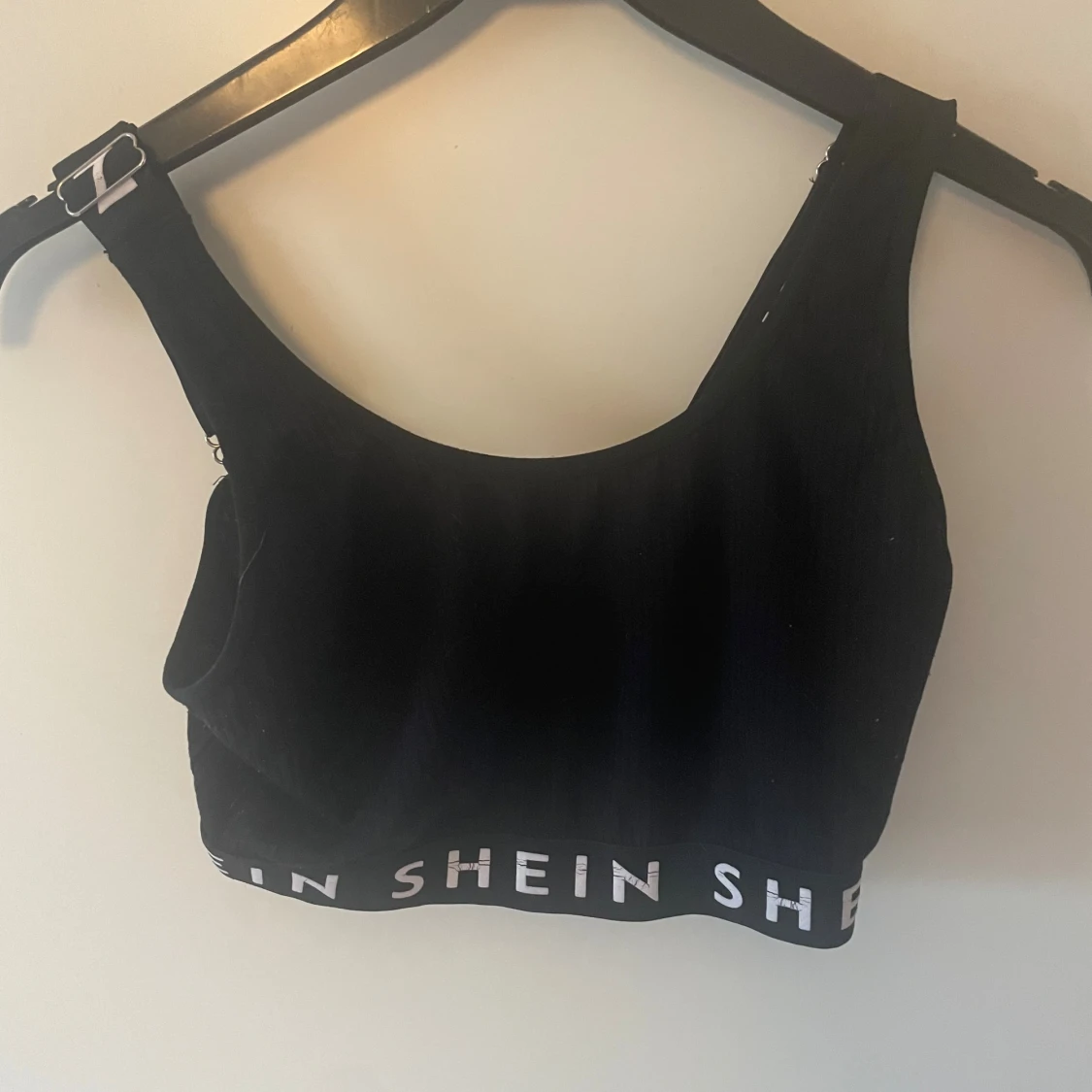 Svart crop top från SHEIN med logga