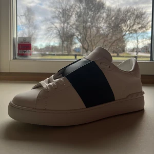 Valentino Garavani Opens - Säljer nu ett par stilrena Valentino opens i färgerna vit och marinblå. Skorna är aldrig använda bara vid provning. Skorna är i storlek 46 men dom sitter som 44-45. Skriv för fler bilder eller mer information.😁