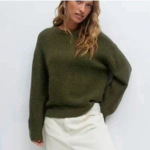  stickad tröja - Mysig olivgrön stickad tröja, använd ca 2 ggr 