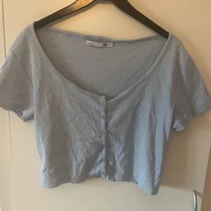 Topp - En kroppad blå topp, säljer för använder inte länge 