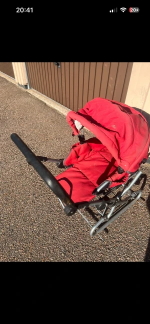 Leksak dockvagn - Saknar hjulen men det finns att köpa till billigt. I bra skick annars men behöver en tvätt då där kan förekomma någon fläck 