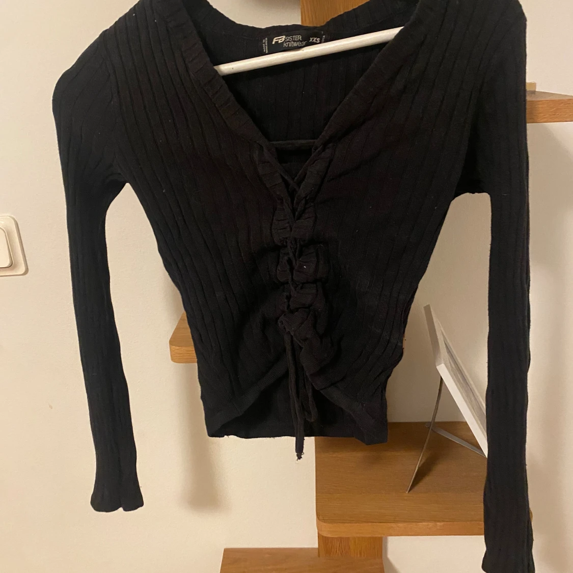 Svart ribbad topp med snörning FB Sister