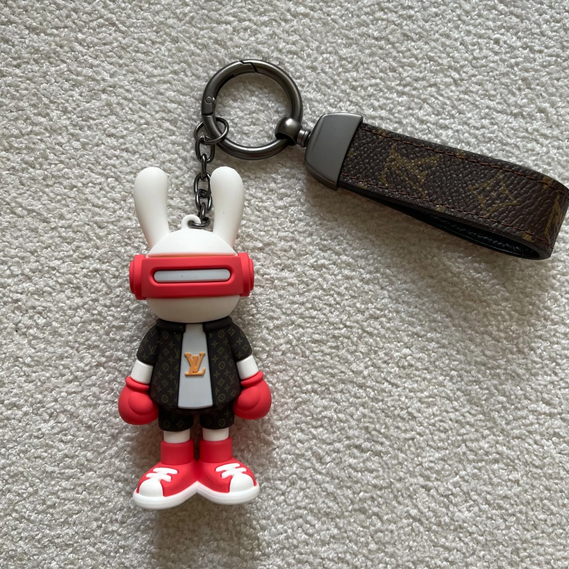  Vuitton nyckelring med kaninfigur