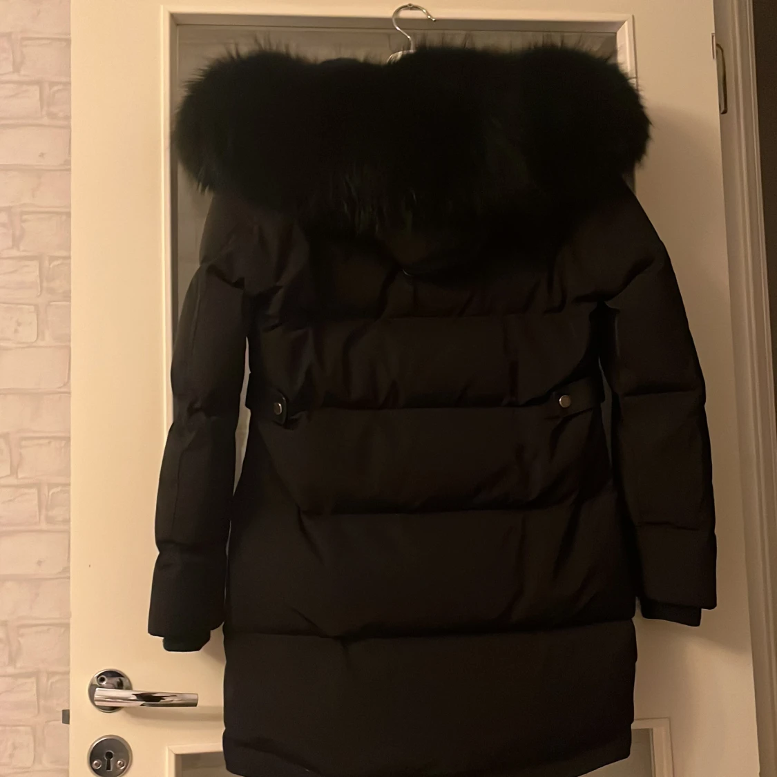 Svart pufferjacka med päls från Cedric - 3