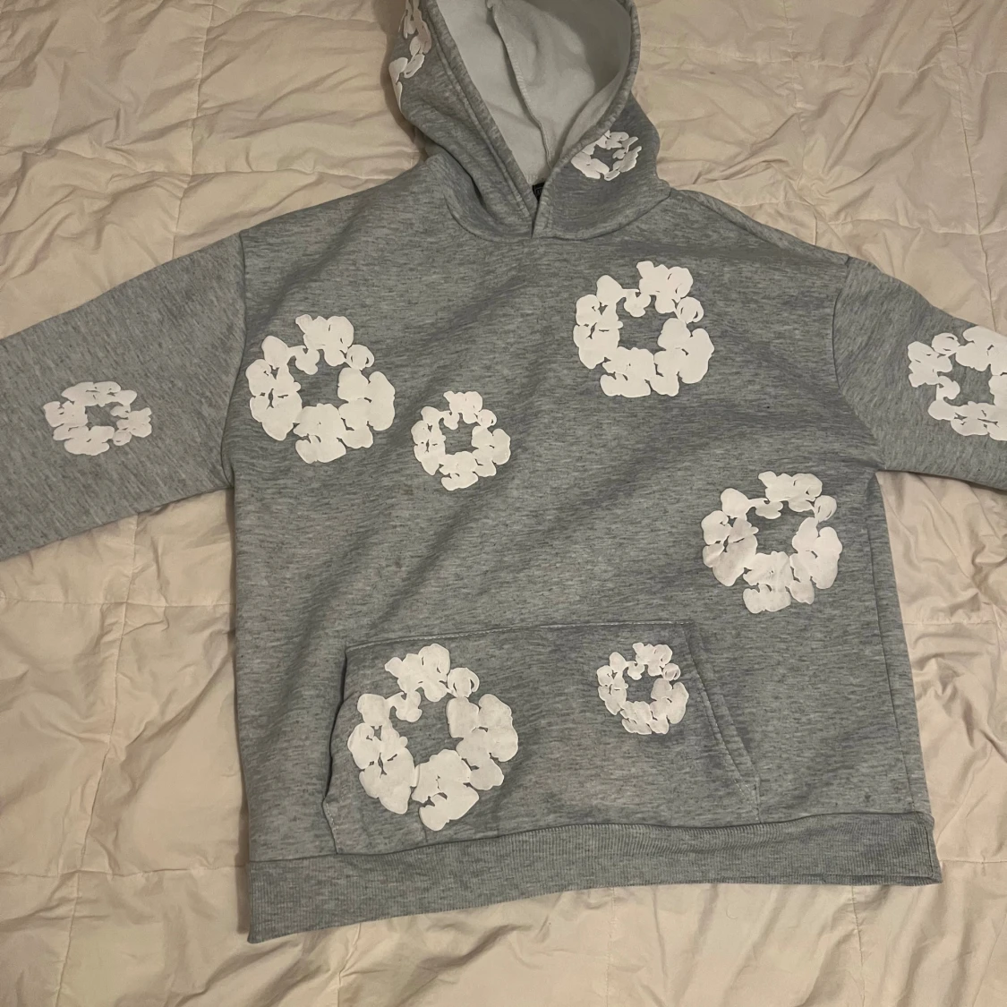 Grå hoodie med vita blommor Denim Tears