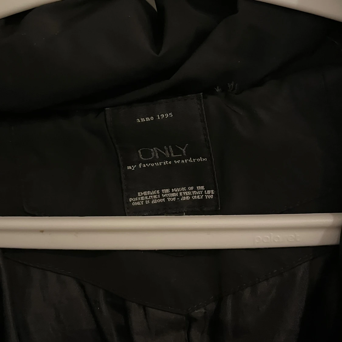 Svart pufferjacka från ONLY med huva - 3