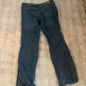 Gina tricot low waisted boot cut  - Jeans från Gina tricot i storlek 40, men omsydda och passar 38/36. Jeansen är low waisted och bootcut, knappt använda.