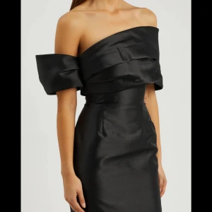 Svart offshoulder kort klänning - Två helt nya klänningar som beställdes i fel storlek. De finns i storlek S och XS.