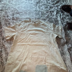 Mintgrön t-shirt från Bershka XS - Snygg mintgrön t-shirt från Bershka i storlek XS. T-shirten har korta ärmar, rund halsringning och diskret broderad text på bröstet. Tillverkad i mjuk bomull för en skön känsla. Perfekt för dig som gillar stilrena och fräscha plagg.