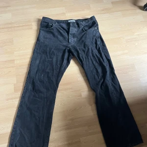 hope rush jeans - Alla par säljs separat för 500 kr styck. Svarta är storlek 33, de gråa 32. För fler bilder eller några frågor är de bara att fråga:)