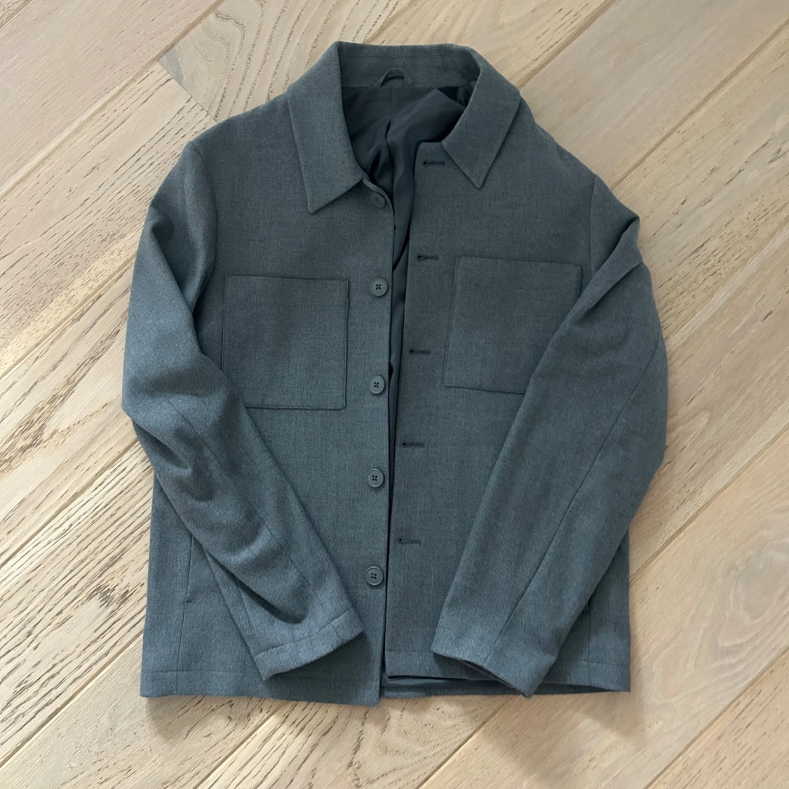 Grå overshirt från Les Deux
