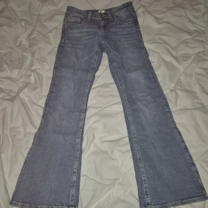 Bootcut Jeans  - Ett par Bootcut jeans från Gina Tricot! Säljer då de inte används samt att jag inte gillar kvalitén eller stilen. Lite trådar som sticker ut  och skrynkliga och använda men ändå bra skick. Katt finns I hemmet!