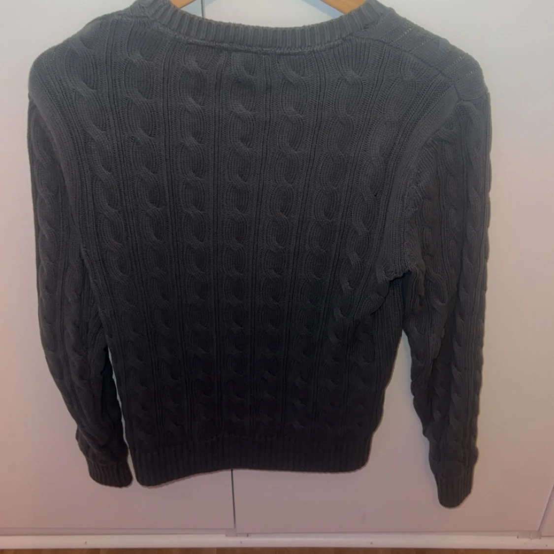 Mörkgrå kabelstickad tröja 157 - 1