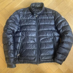 Moncler jacka  - Moncler jacka size 3 vilket motsvarar M/L ~ inga defekter skicket är 10/10 ~Givetvis äkta pris går att diskutera! 