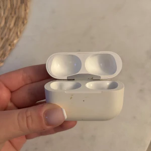 Airpods pro 2 generationen (skal) - Blev av med mina AirPods så har köpt nya! Då blev detta skal över! Köpt i början på året så superfint skick, förutom några små fläckar på fodralet, går säkert bort om man försöker ordentligt! Skicket är 10/10 utöver det.