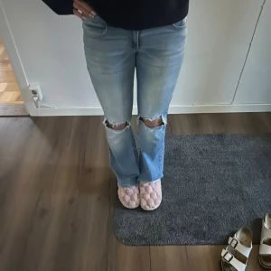 Ljusblå jeans med slitna knän - Snygga ljusblå jeans med lätt utsvängda ben och slitna hål vid knäna. Väldigt sköna! Pris kan diskuteras❣️