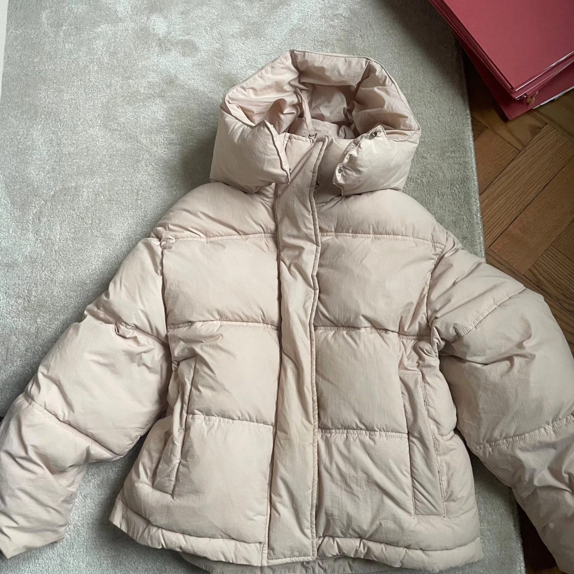 Ljusrosa pufferjacka med luva