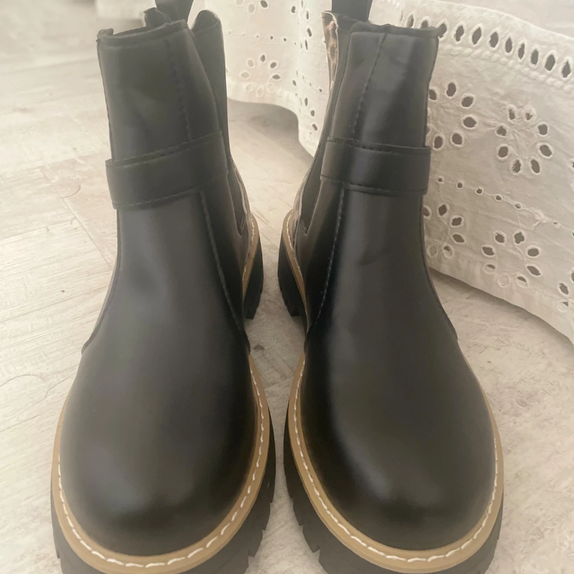 Svarta boots med leoparddetaljer! - 1