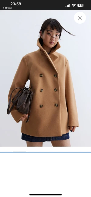 Beige skepparkavaj med dubbelknäppning - Säljer en stilren beige skepparkavaj från Arket med klassisk dubbelknäppning och bred krage. Jackan har raka ärmar och en snygg, rak passform. Perfekt för dig som vill ha en tidlös look med lite edge.