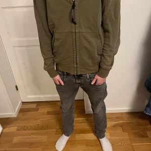 Cp company hoddie i bra skick  - Säljer en CP company hoddie i grön färg, tröjan är i bra skick! Säljer den då den inte kommer till användning längre. Pris 750, inte hugget i sten. Tveka inte på att höra av er vid frågor!