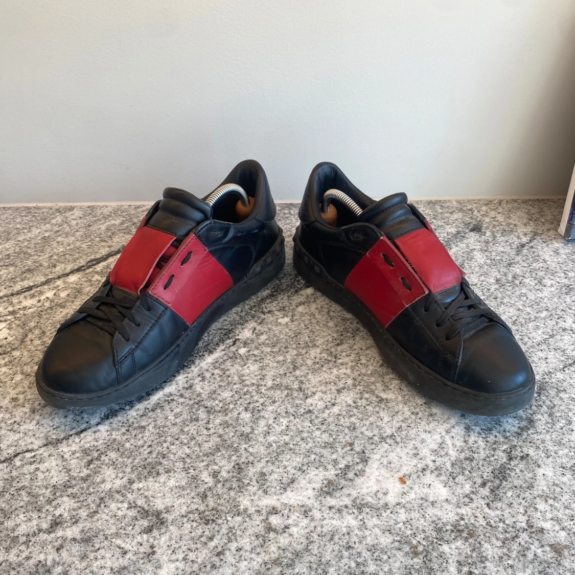 Svarta sneakers med röd detalj från Valentino - 2