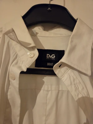 Vit skjorta Dolce & Gabbana  - Vit skjorta Dolce & Gabbana i något tunnare material. Rökfritt hem!