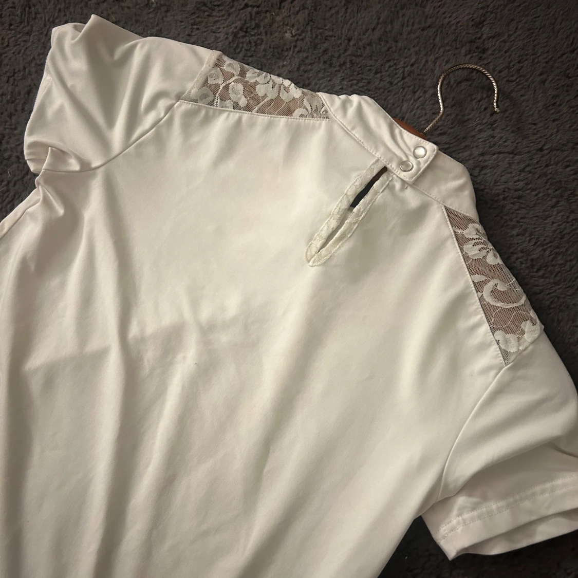 Vit kortärmad tävlingströja med spets och pärlor - 1