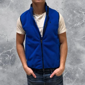 Ralph Lauren Vintage Väst Blå - •Ralph Lauren Vintage Väst Blå. Skick: 8/10, Inga skador. Storlek: 14/16 år vintage~XS. Modell: 174 cm, 63 kg. Authentic: ✅. Hör av dig vid frågor eller funderingar, mvh Hessler’s;)