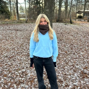 Fleecebuff med reflex, brunbjörn🤎 - Färg: Brunbjörn🤎 Om produkt: Buffen är gjord i polarfleece med måtten 60x23.. (Vid justering av mått kontakta oss) Vid köp beskriver vi hur man tvättar buffen