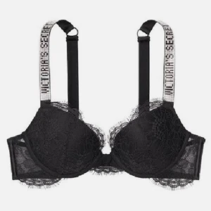 Svart spets-bh från Victoria's Secret - Supersnygg svart push-up bh från Victoria's Secret med spetsdetaljer och glittriga axelband med logga. Storlek 70D och typ helt ny då den bara är provad och var fel storlek. Bara att höra av dig om du undrar något💓💓💓