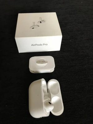 AirPods Pro3 original bara höger hörlurar  - Apple AirPods Pro med originalförpackning och laddningsetui. Trådlösa hörlurar med aktiv brusreducering och hög ljudkvalitet. Produkten ser ut att vara i gott skick, inga synliga större repor eller skador. Perfekt för musik, samtal och träning.