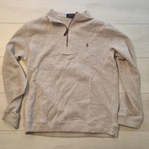 Ralph Lauren half-zip  - Trendig och snygg halfzip tröja. Riktigt skönt material. Riktigt bra skick. Passar M också om du gillar lite mer baggy. 