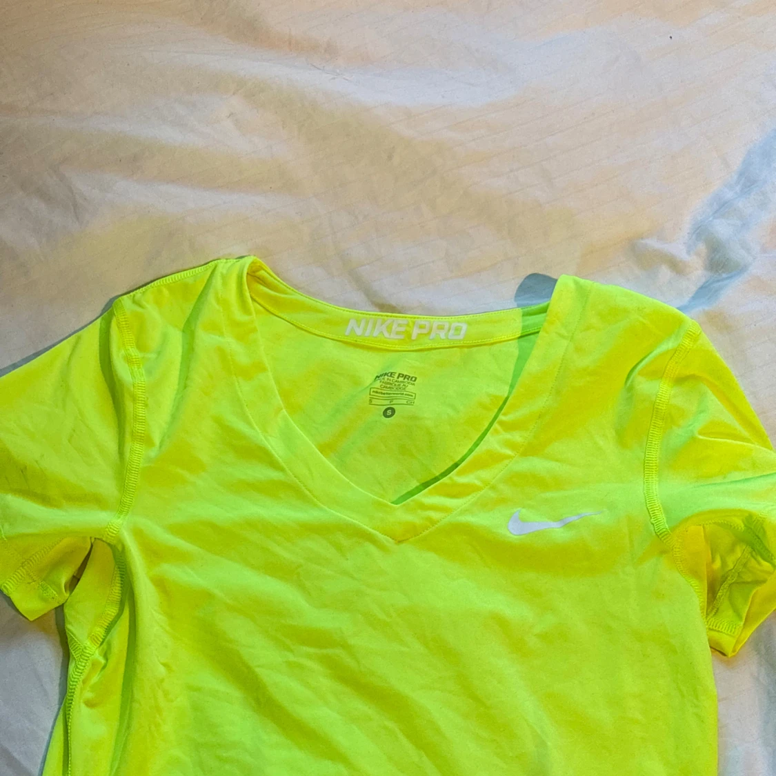 Neongul Nike Pro t-shirt med v-ringning