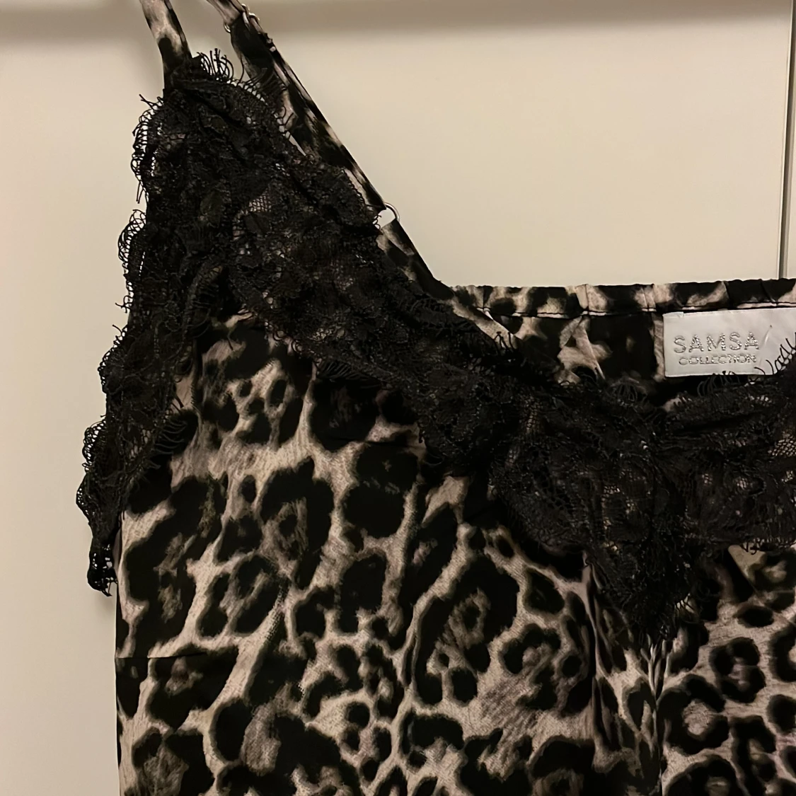 Leopardmönstrad linnetopp med spets - 1