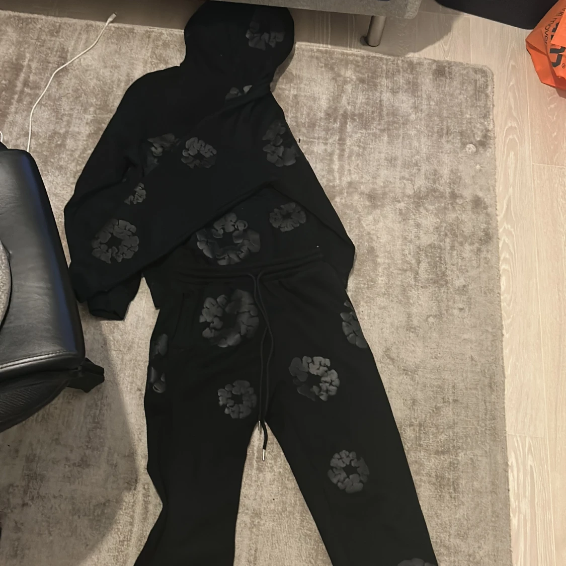 Svart hoodie från Denim Tears med blommor