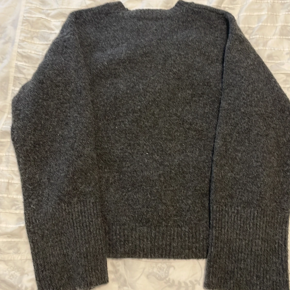 Mörkgrå stickad tröja med broderi - 2