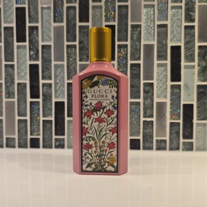 Gucci Flora Gorgeous Gardenia 100ml - Gucci Flora Gorgeous Gardenia Eau de Parfum, 100ml. Innehåller White Gardenia, Grandiflorum Jasmine och Pear Blossom. Tillverkad i Spanien. Perfekt för dig som vill sticka ut med en ikonisk doft och snygg flaska. Och som man ser på sista bilden är den typ helt ful💕